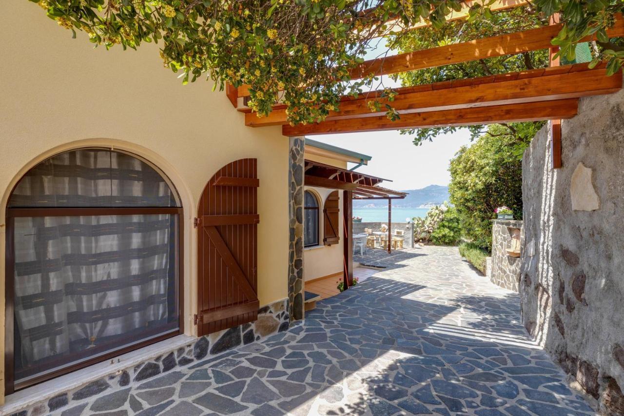 Villa La Terrazza Sul Mare Magomadas Exterior foto